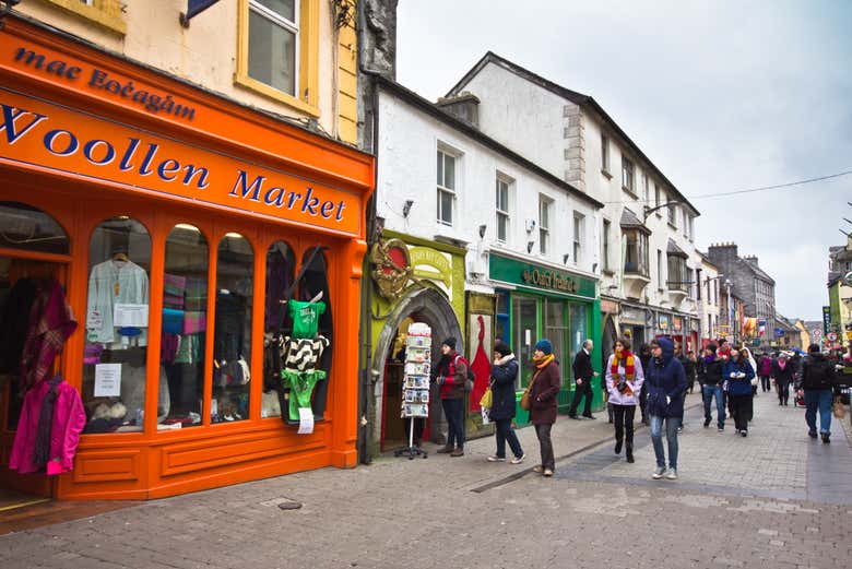 Tiendas en las calles de Galway