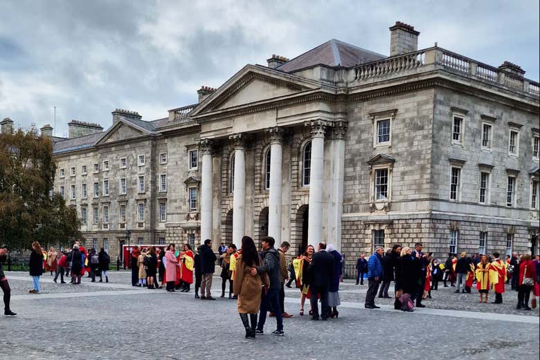 Davanti al Trinity College di Dublino