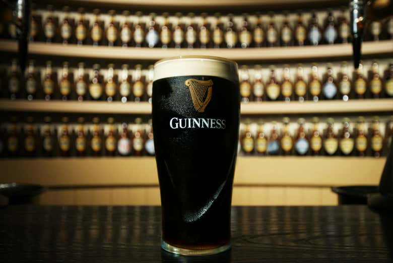 Saboread una auténtica pinta de cerveza negra Guinness