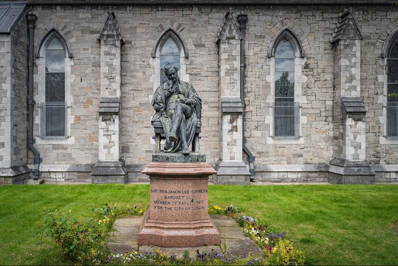 Estatua de bronce de Sir Benjamin Lee Guinness