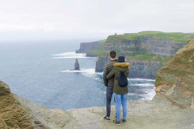 Un momento romantico sulle scogliere