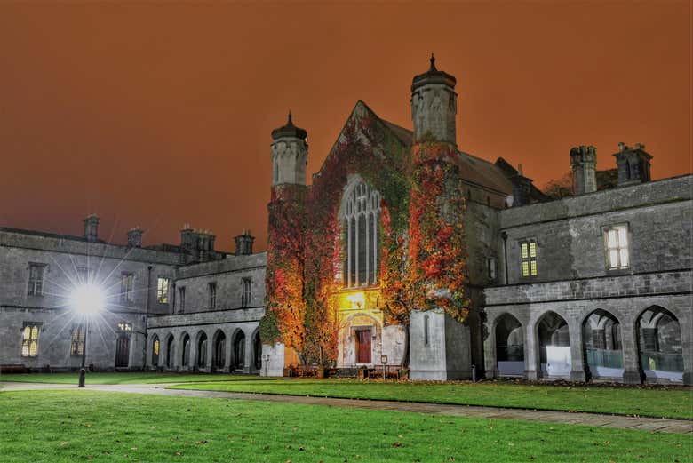 Universidade de Galway ao anoitecer