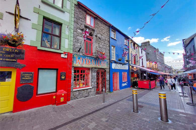 Passearemos pelas ruas de Galway com um guia
