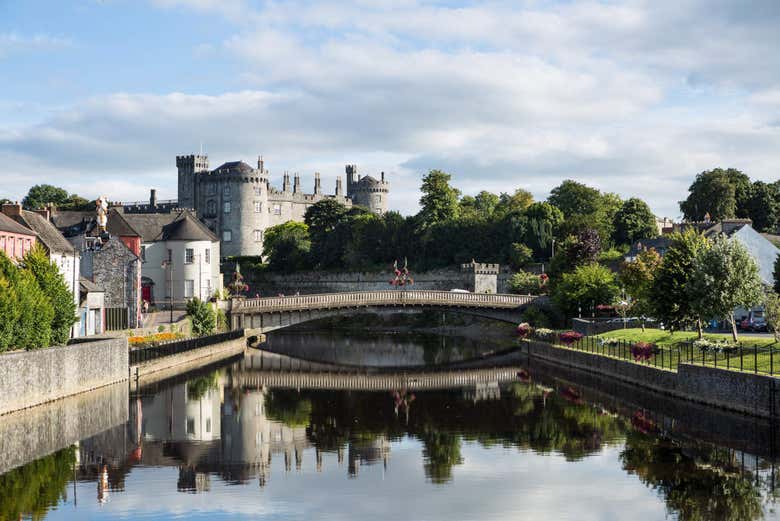Admirando el puente junto al castillo de Kilkenny