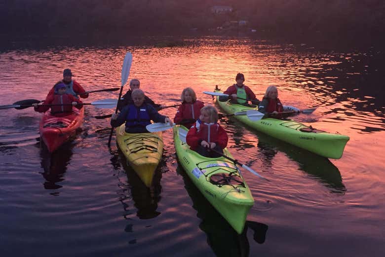 Um grupo remando pelo lago Lough Hyne