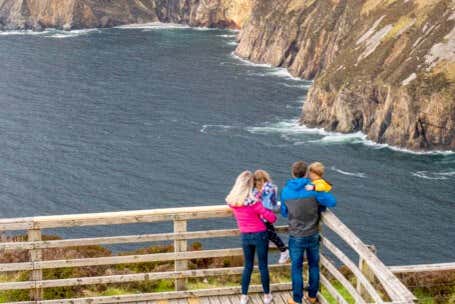 Uma família no mirante de Slieve League