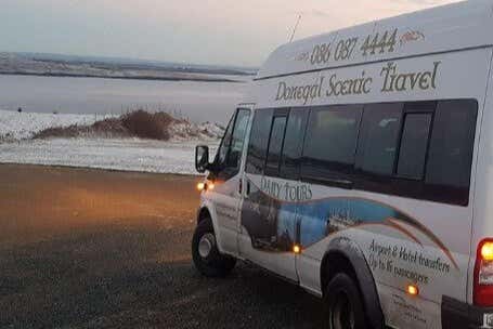 Micro-ônibus para chegar aos penhascos de Slieve League