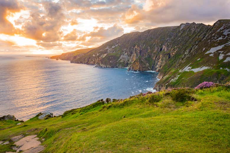 O pôr do sol nos penhascos de Slieve League