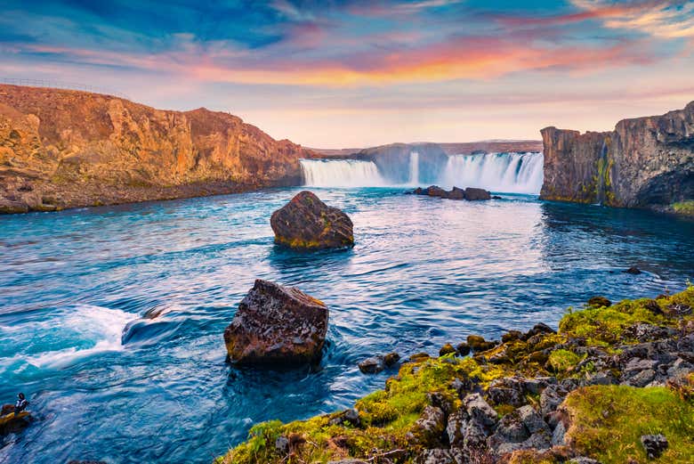 Visitando la cascada Godafoss