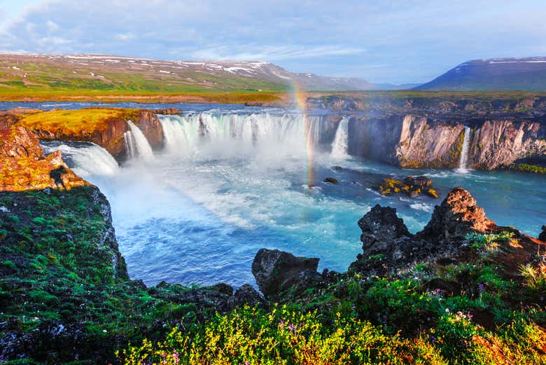El arco iris sobre la cascada Godafoss