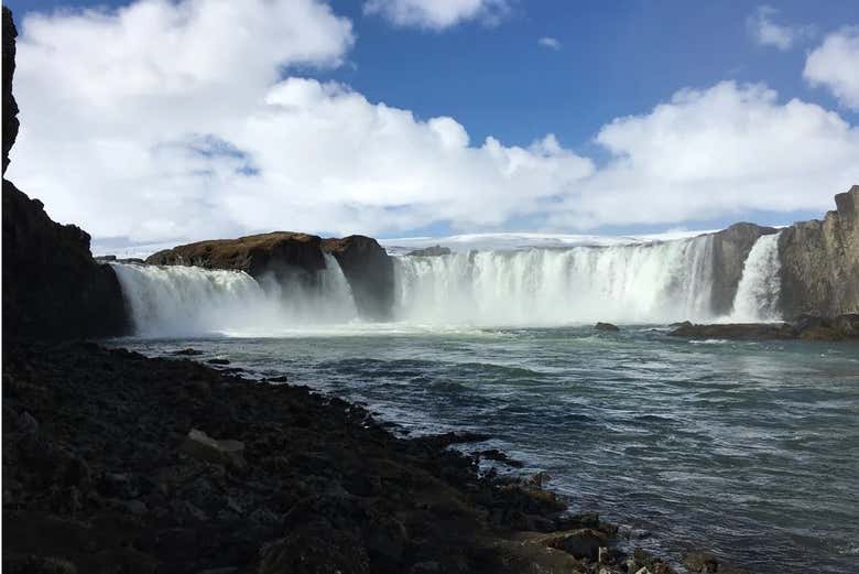 La Cascata Godafoss vista da lontano