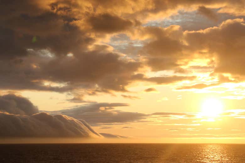 Nubes bajo el sol de medianoche
