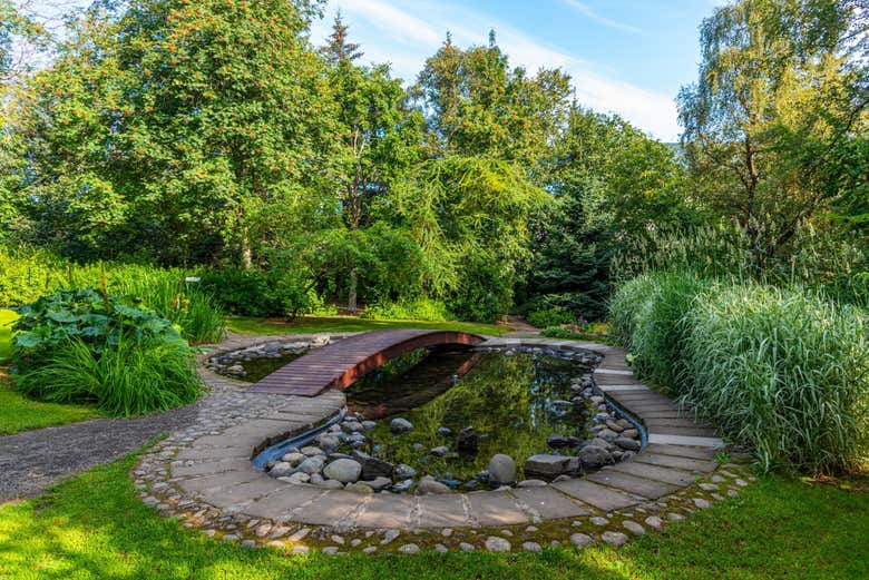 Un pequeño puente en el Jardín Botánico de Akureyri