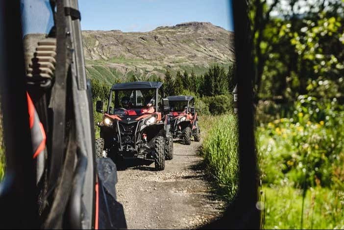 Fila de buggys percorrendo a região
