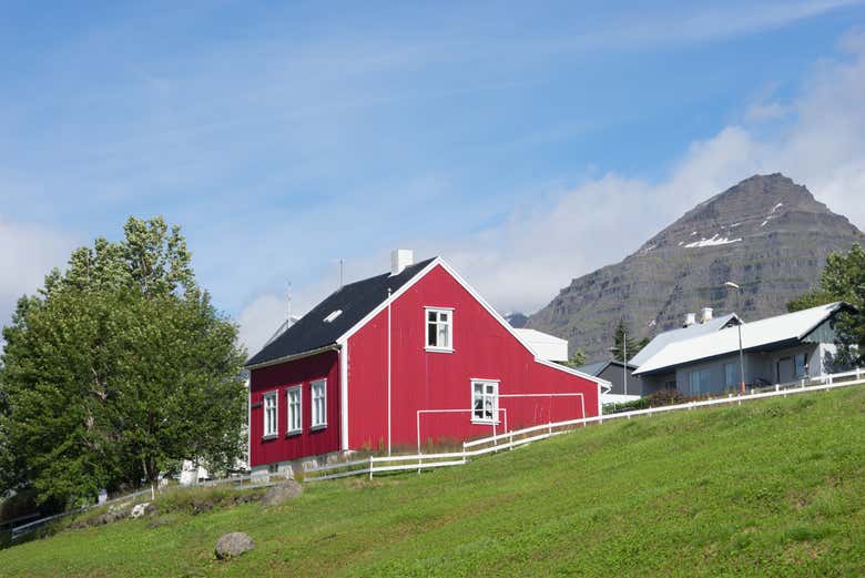 Típica casa roja en un pequeño pueblo del este de Islandia