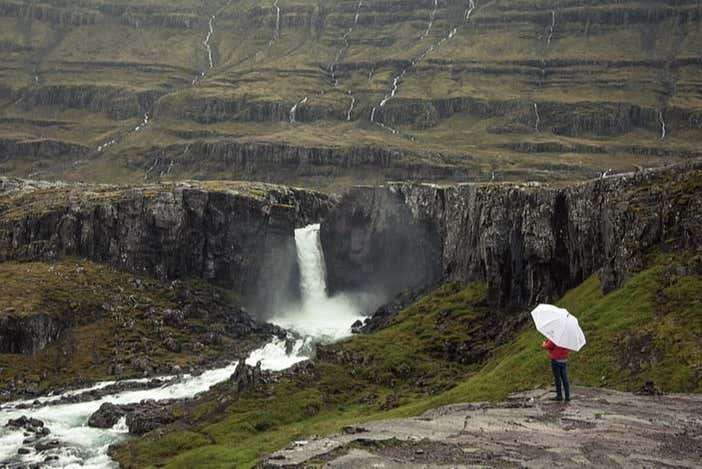 Admirando las cascadas del este de Islandia