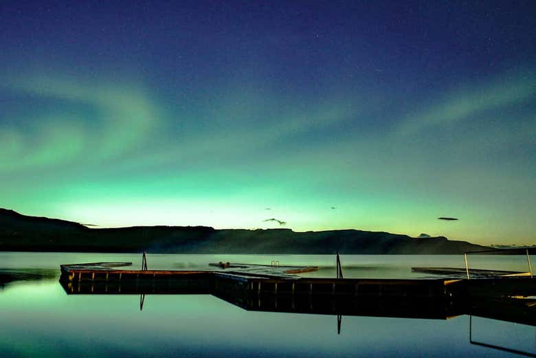 Aurora boreal desde las aguas termales de Vök