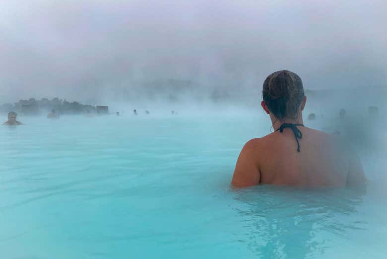 Disfrutando de un baño relajante en la Laguna Azul