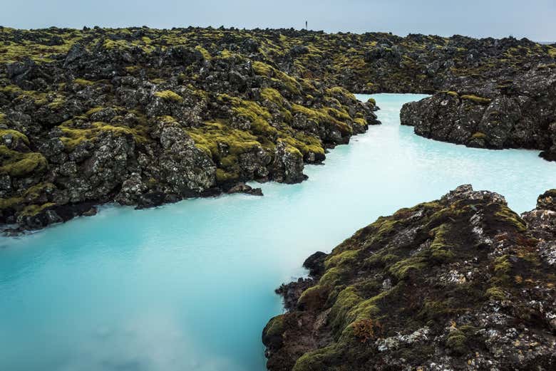 La Laguna Azul rodeada de roca con vegetación