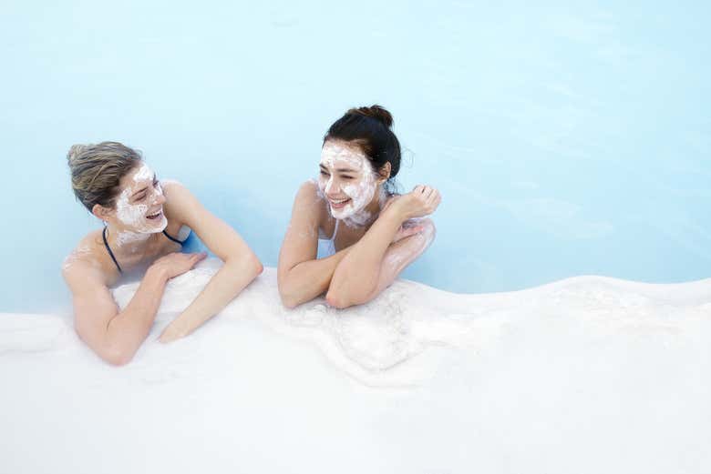 Mascarilla en la Laguna Azul