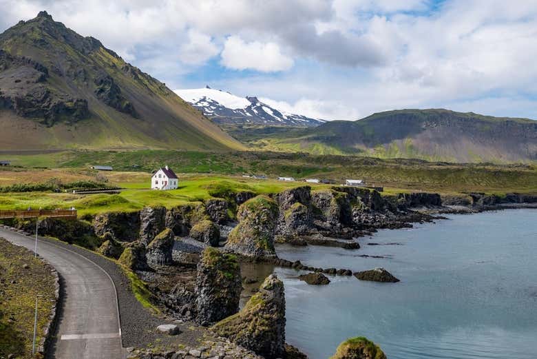 El pueblo costero de Arnarstapi