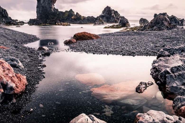 Paisaje volcánico de la playa de Djúpalónssandur