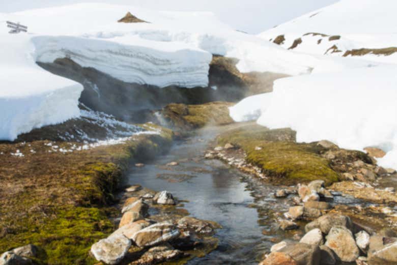 Neve che circonda le acque termali del fiume Reykjadalur
