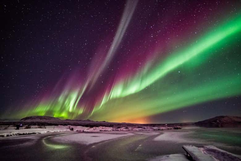 Colori viola e verdi dell'aurora boreale