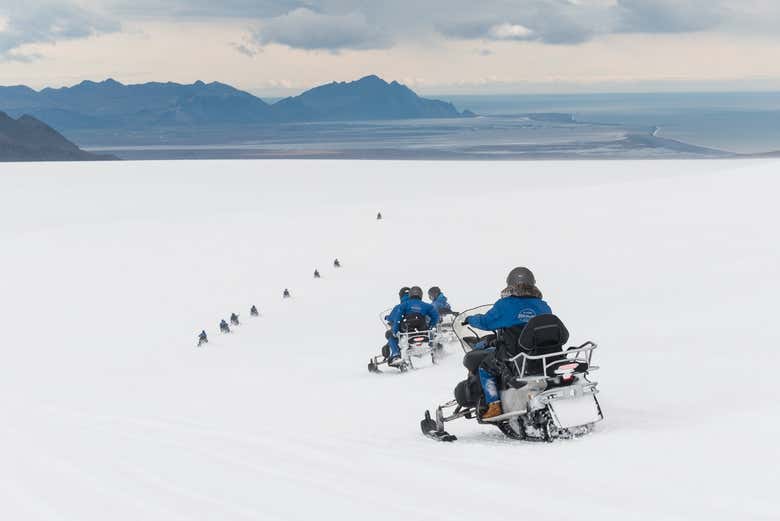 Recorriendo el glaciar Vatnajökull en moto de nieve