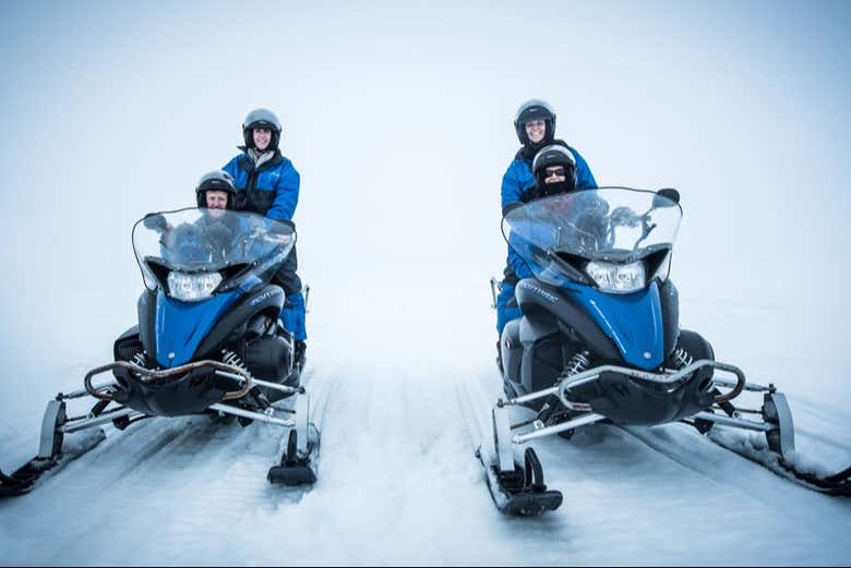Disfrutando del paseo en moto de nieve por Vatnajökull