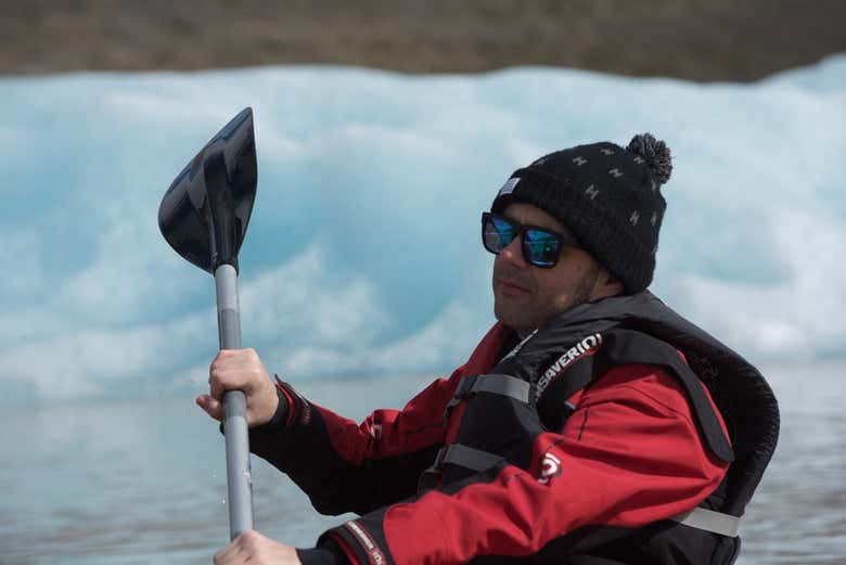 Un turista realizando el tour
