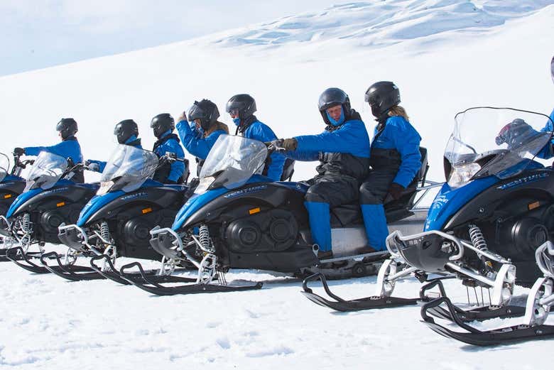 Grupo listo para la ruta en moto de nieve