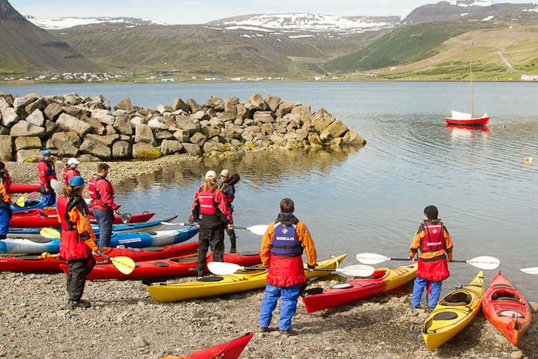 A punto de subir a los kayaks