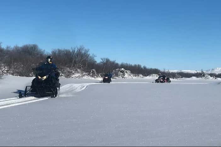 Conduciendo las motos de nieve por el este de Islandia