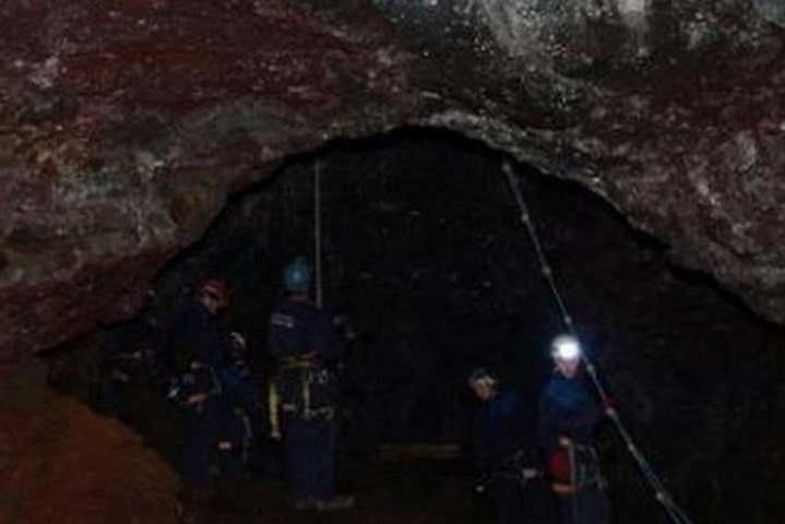 Grupo de turistas en el interior de la cueva