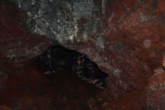 Explorando el interior de la cueva Tintron