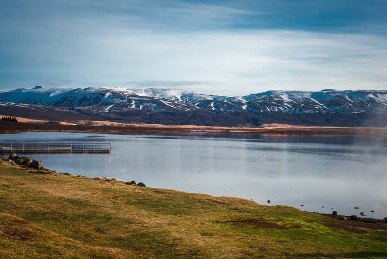 Montes nevados en el lago Laugarvatn