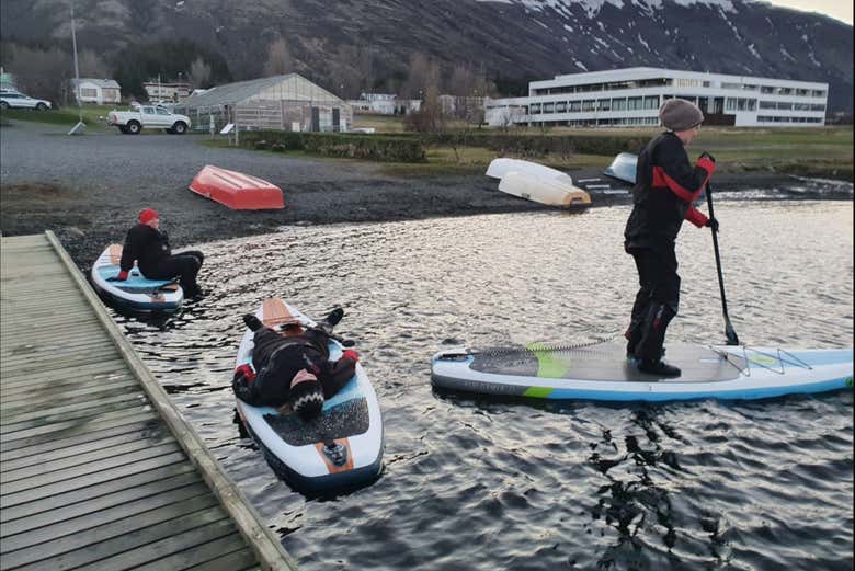 Remando en el lago Laugarvatn