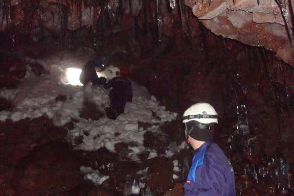 Visitando la cueva Gjábakkahellir
