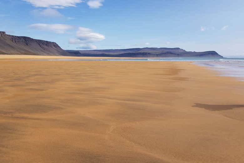 Vistas da praia de Raudasandur