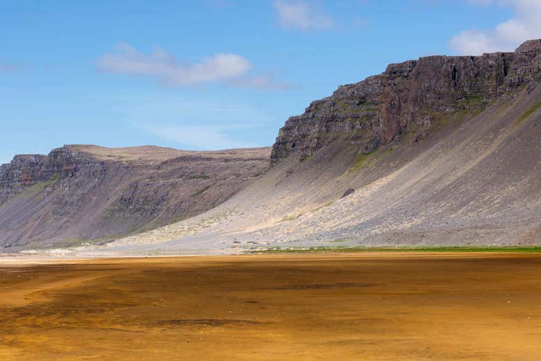Panoramica della spiaggia di Raudasandur
