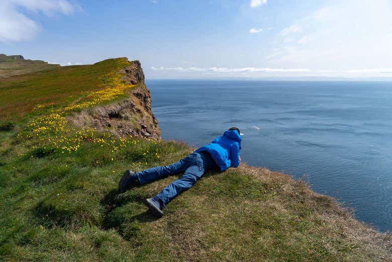 Turista en Látrabjarg