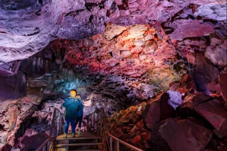 Adentrándonos en la cueva Leidarendi de Reikiavik