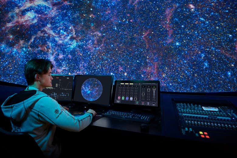 Learn about the stars at the Árora Planetarium