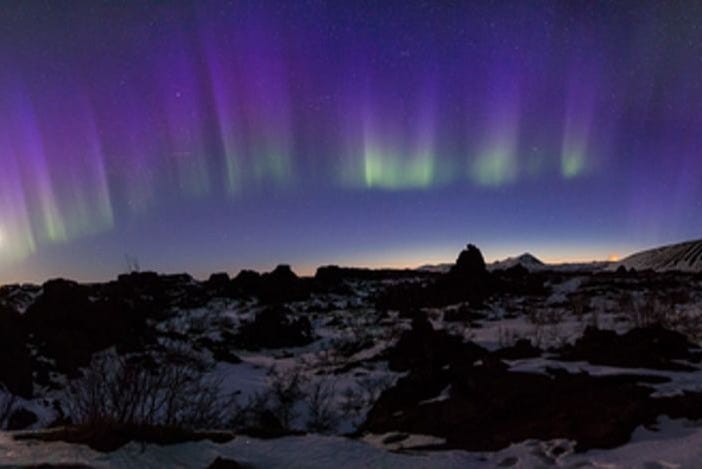 Luces de la aurora boreal en los cielos islandeses