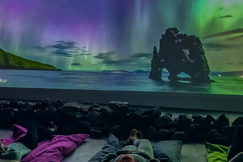 Disfrutando de la proyección sobre auroras boreales