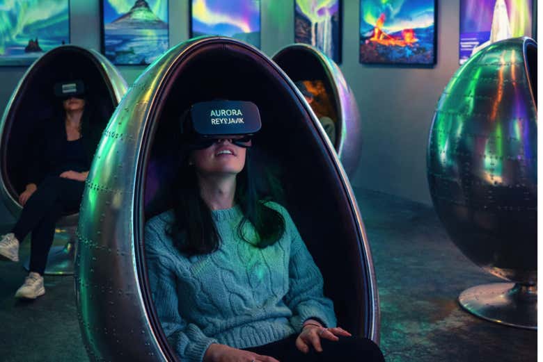Con las gafas de realidad virtual 