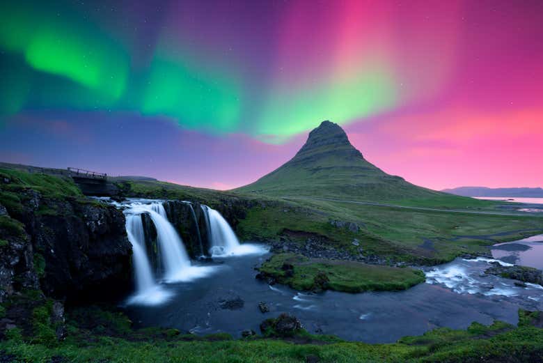Una aurora boreal sobre Kirkjufell