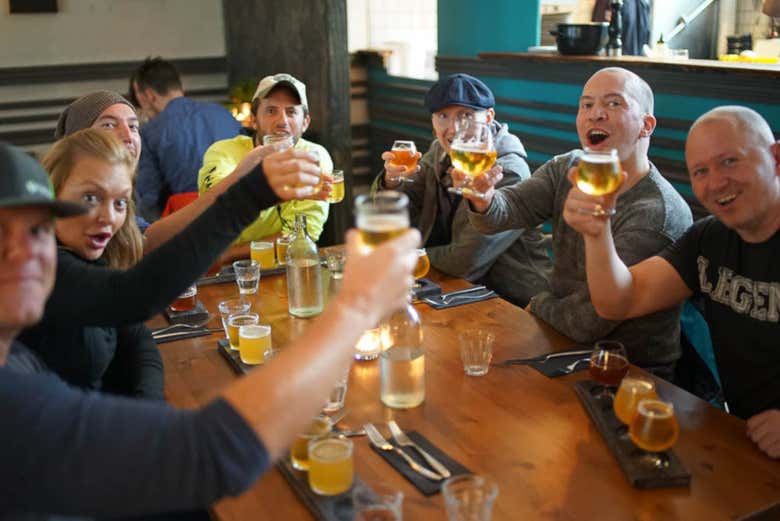 Brindis con cerveza en Reikiavik