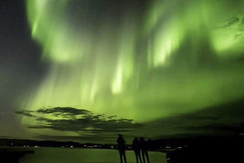 Cielo con la aurora boreal
